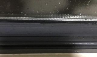 窗户上有大量哈气水怎么解决 窗户上为什么有哈气水