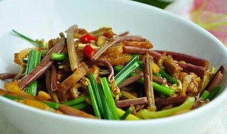 猪肉炒蕨菜如何做 怎么做猪肉炒蕨菜