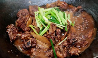 地锅炖鹅的正确做法 怎样做地锅炖鹅