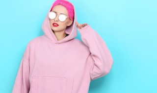 折套头卫衣的方法 连帽卫衣怎么叠