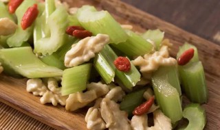 核桃炒西芹步骤 核桃炒西芹的做法步骤