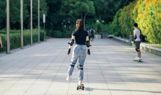 怎样快速学会滑板（怎么快速学会滑滑板）