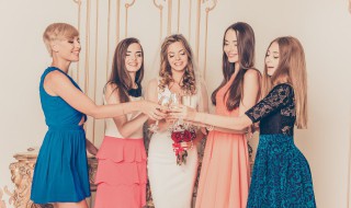 姐妹聚会一起吃饭的句子（姐妹相聚吃饭开心的句子）