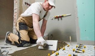 乳胶漆喷到瓷砖大面积怎么解决（喷过乳胶漆地面瓷砖怎么清理）