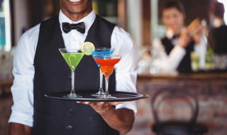 传菜生双手端托盘技巧（传菜怎么拿托盘）