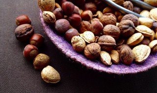 坚果剥皮去壳的超简单方法 坚果怎么剥