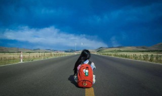 描写人物走路动作的句子 描写人走路的样子句子