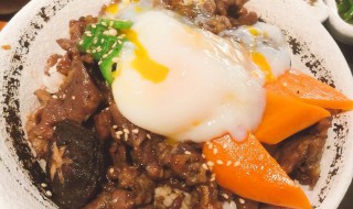 温泉蛋牛肉饭如何做（温泉蛋牛肉丼饭怎么吃）