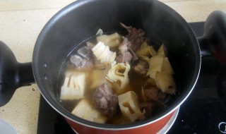 腊骨炖毛笋如何做(骨头炖毛笋做法)