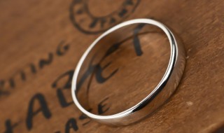 银戒指发黑了怎么才能变亮（发黑的银戒指怎么变亮）