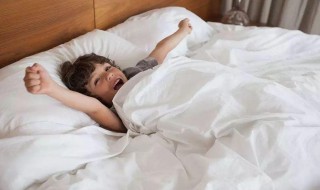 大姨妈弄在床单上怎么洗干净（大姨妈弄在床单上怎么洗掉）