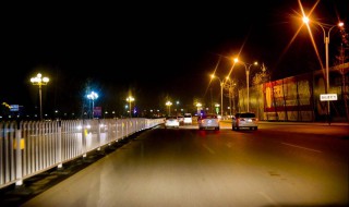 晚上开车光线暗怎么解决（晚上开车光线不好）