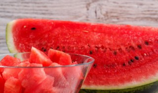 西瓜能裹保鲜膜放冰箱么 西瓜可以裹保鲜膜放冰箱么