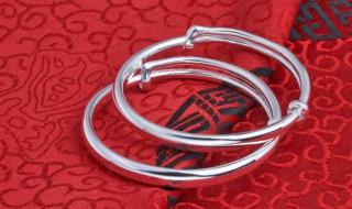 为什么银手镯戴着手腕会变黑 银手镯戴着手腕会变黑的原因分析