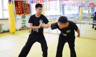 跪求简单实用的防身及格斗技巧 实用防身格斗技巧