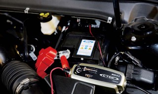 汽车电瓶耗尽了用充电器还能充足吗 汽车电瓶没电了充电器可以充满吗