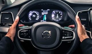 打方向的时候手该怎么放 最常见的几种打方向盘手势