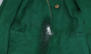 呢子大衣脏了怎么清理(大衣脏了如何处理)