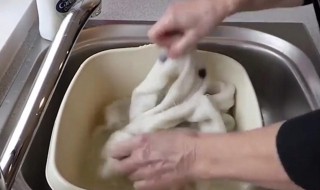 洗衣服的方法 果汁洗衣服的方法