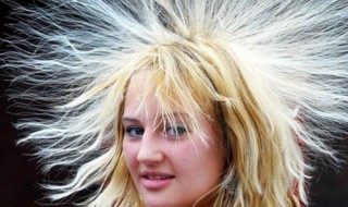 静电怎么产生的（电脑静电怎么产生的）