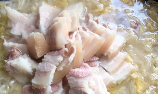 冻肉怎么做酸菜白肉（冻白菜做酸菜）