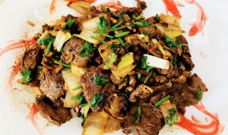 雪花牛肉怎么炒才好吃（雪花牛肉怎么炒才好吃又嫩）