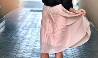 裙子静电贴腿上怎么办（夏天穿裙子静电贴腿上怎么办）