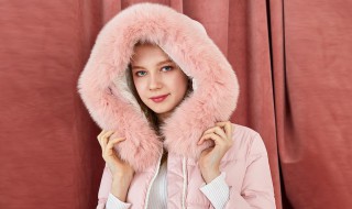 刚买的羽绒服掉毛怎么解决（羽绒服掉毛该怎么办）