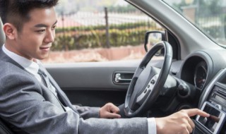 自动挡刹车冻住了怎么解决（自动挡刹车冻住了怎么解决方法）