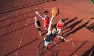 篮球的花式技巧（打篮球的花式技巧）