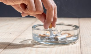 女人抽烟的句子经典简短句子（女人抽烟的句子伤感句子）