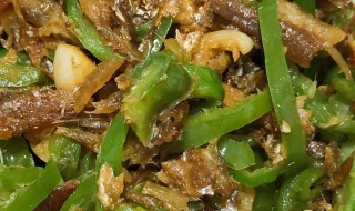 青椒香辣小鱼仔的家常做法（青椒香辣小鱼仔的家常做法大全）