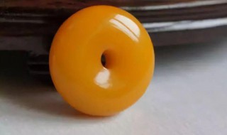 蜜蜡怎么鉴别真假（蜜蜡怎么鉴别真假好坏）