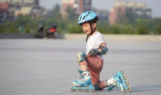 如何教孩子学会轮滑 如何教孩子学会轮滑视频