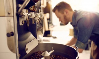 赞颂青年人担当的句子（赞颂青年人担当的句子简短）