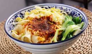 油泼面浇多热的油（热油浇面是什么油）