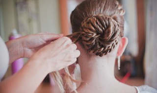 少女马尾发型绑扎方法（女孩马尾怎么扎）