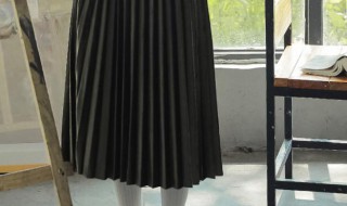 长款百褶裙的秋冬穿搭方法 长款百褶裙的秋冬穿搭方法男