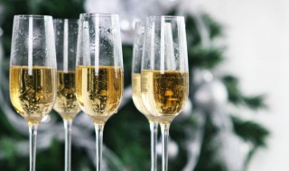 高脚杯正确的端杯姿势 高脚杯怎么正确的端杯