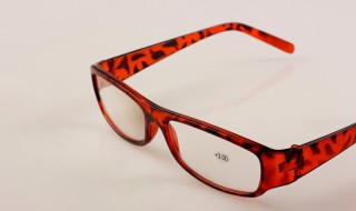 老年人的老花镜实际上是哪一种透镜 老年人的老花镜是什么透镜