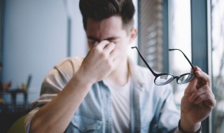 戴眼镜眼窝凹陷能恢复吗 戴眼镜眼窝凹陷恢复的方法