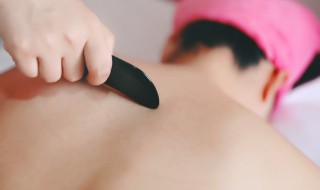 刮痧为什么不能洗澡 为什么刮痧不能洗澡