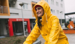 雨衣脏了用什么方法清洗干净 雨衣脏了用什么方法清洗干净呢