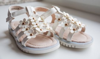 凉鞋走路吱吱响怎么办（凉鞋走路吱吱响怎么办,就像粘粘的）