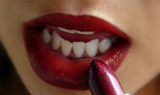 口红干了嘴脱皮怎么办（口红干了嘴脱皮怎么办呀）