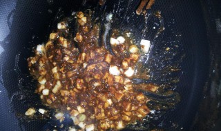 肥肉丁炸酱怎么做（肥肉丁炸酱怎么做好吃）