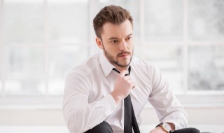 二十多岁男生搭配衣服的技巧 二十多岁男生穿衣搭配