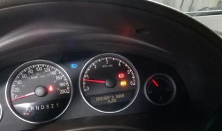 自动挡离合器故障灯亮怎么解决（自动挡离合器故障灯亮怎么解决方法）