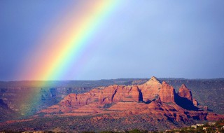 彩虹是怎么形成（彩虹是怎么形成的二年级）