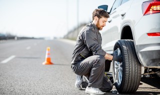 正常行驶踩刹车抱死怎么解决（踩刹车容易抱死咋回事）
